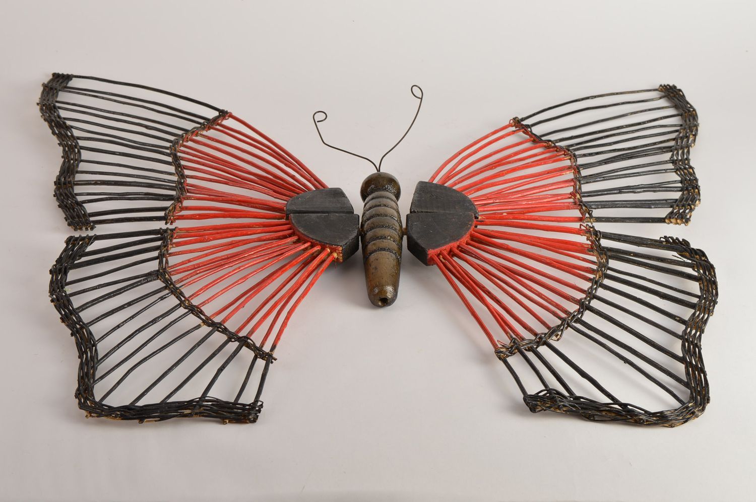 Изделие из лозы фигурка ручной работы в виде бабочки плетеной декор для дома фото 3