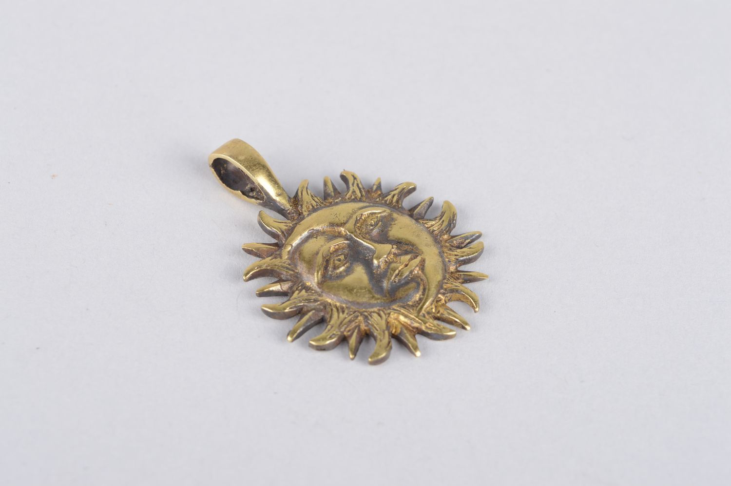 Pendentif métal Bijou fait main bronze design lune soleil Accessoire pour femme photo 2