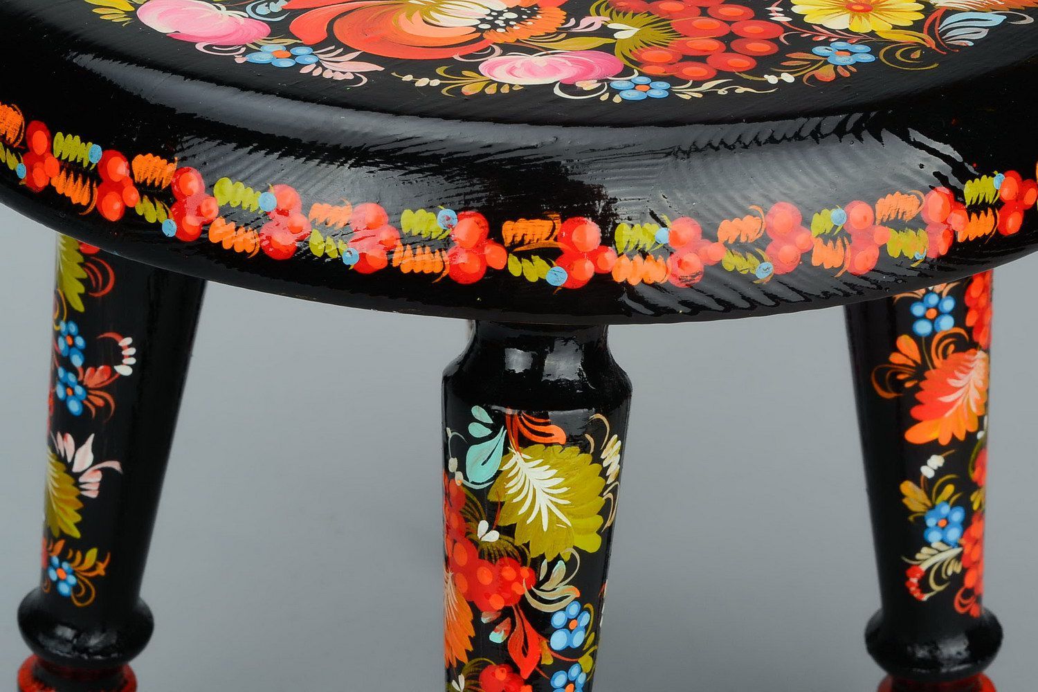 Round stool with carved legs photo 2
