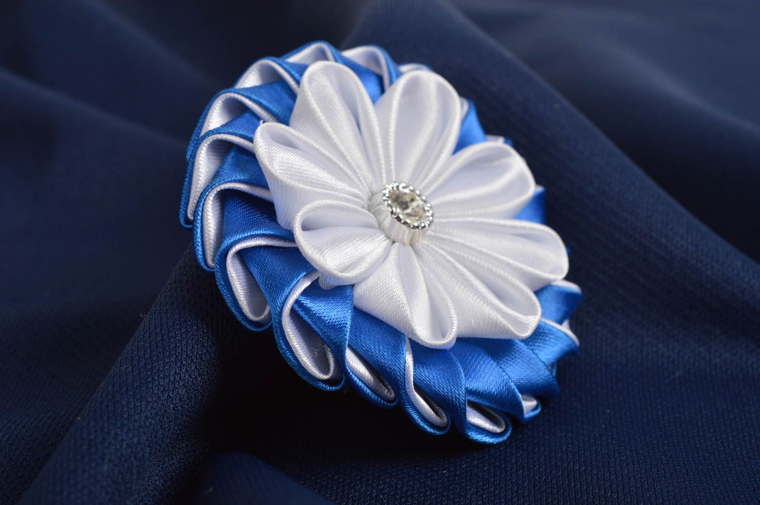 Синяя заколка канзаши ручной работы детское украшение аксессуар для волос фото 1