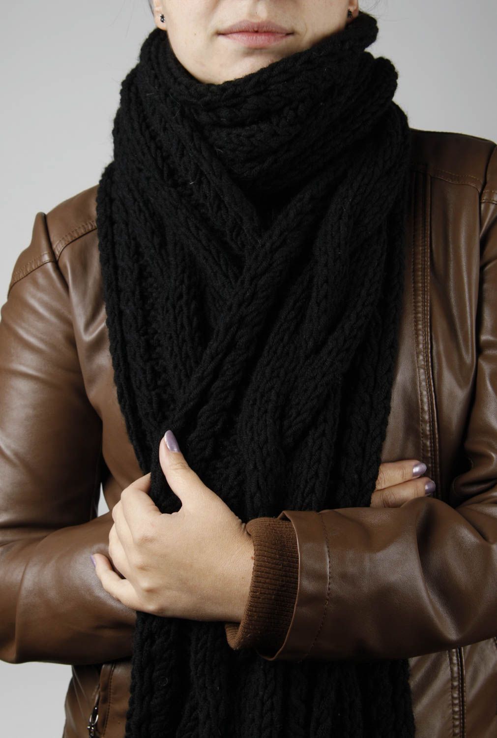 Шарф ручной работы шарф на шею черный теплый женский шарф из полушерсти фото 2