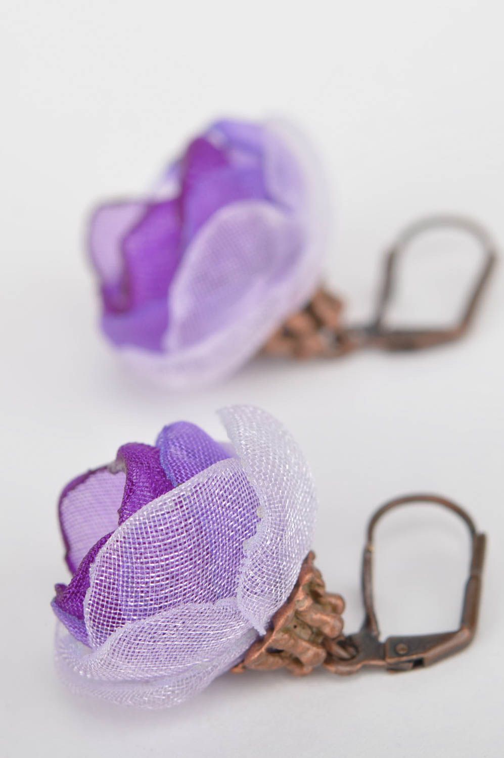 Boucles d'oreilles pendantes Bijou fait main fleurs violettes Accessoire femme photo 3