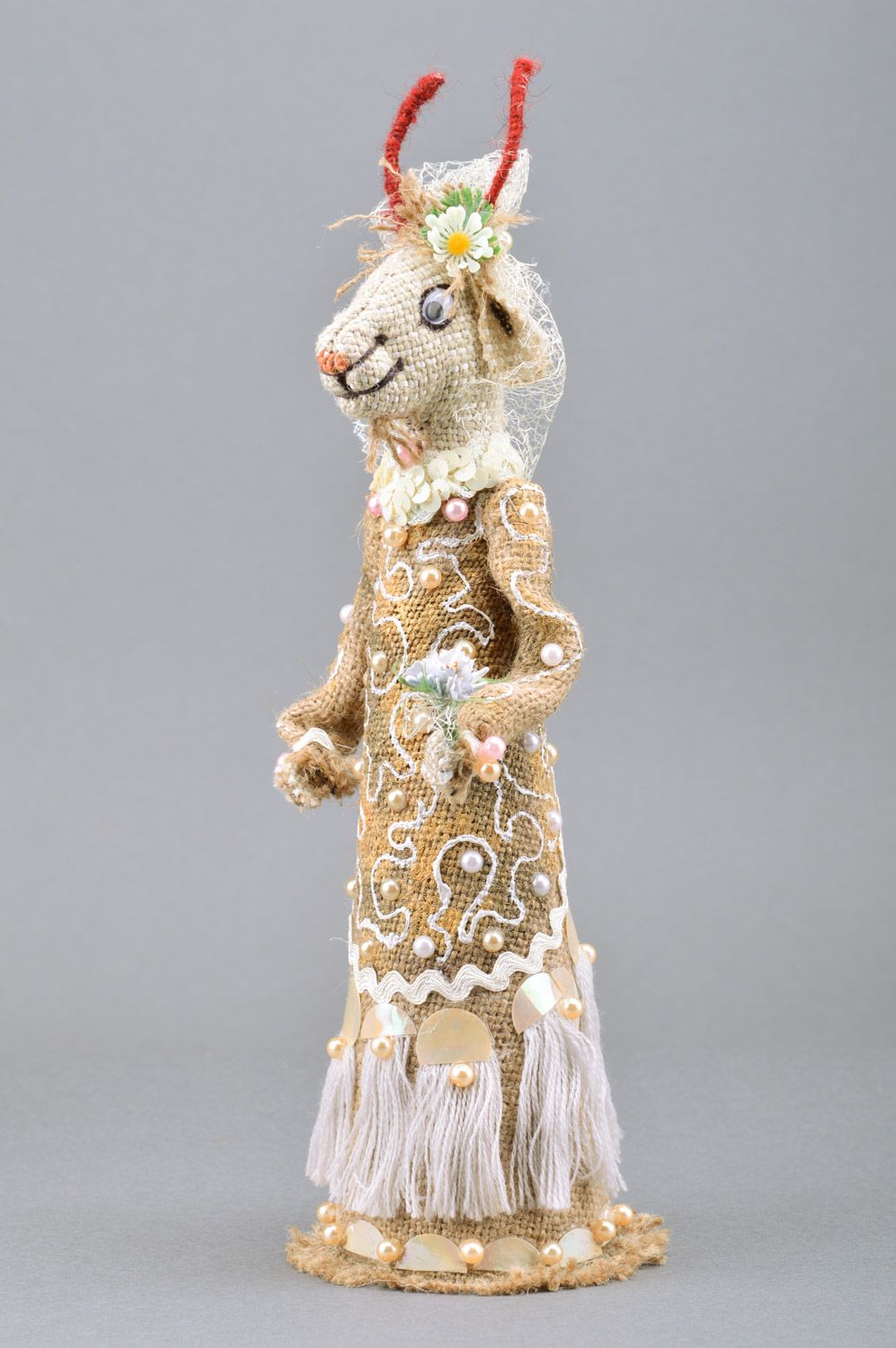 Игрушка чехол на бутылку декор коза невеста из мешковины ручная работа фото 4