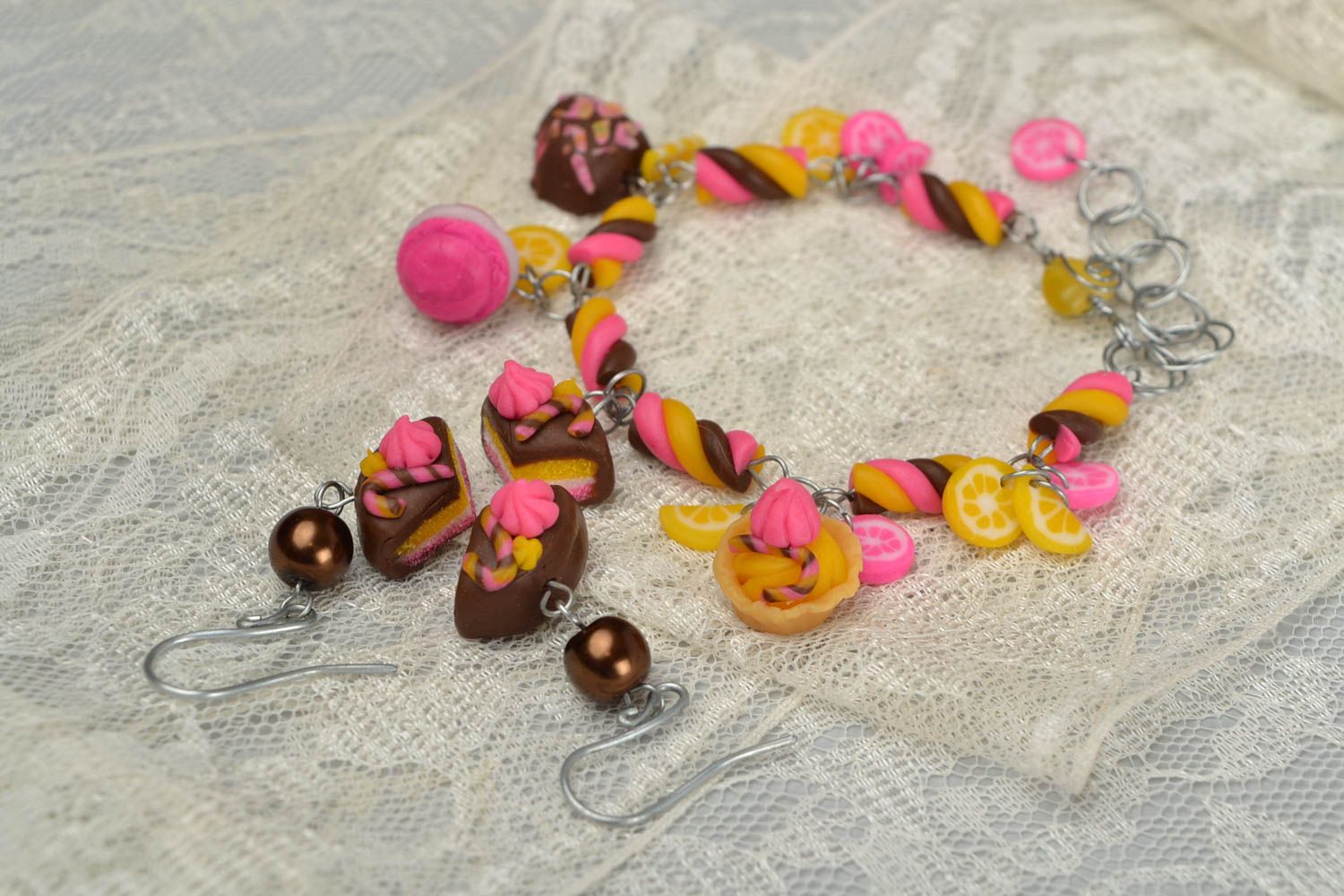 Набор украшений из полимерной глины ручной работы серьги и браслет со сладостями фото 1