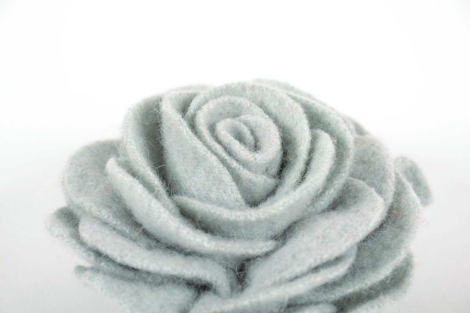 Graue Brosche Blume aus Wolle foto 3