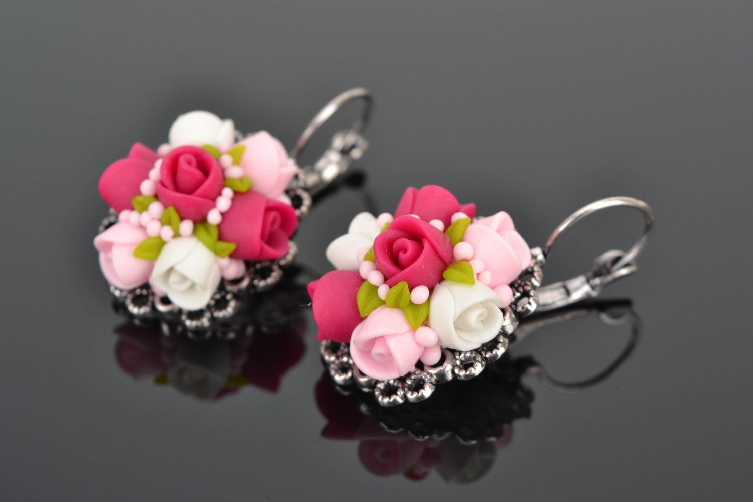 Boucles d'oreilles pendantes en pâte polymère et métal Buisson de roses photo 1