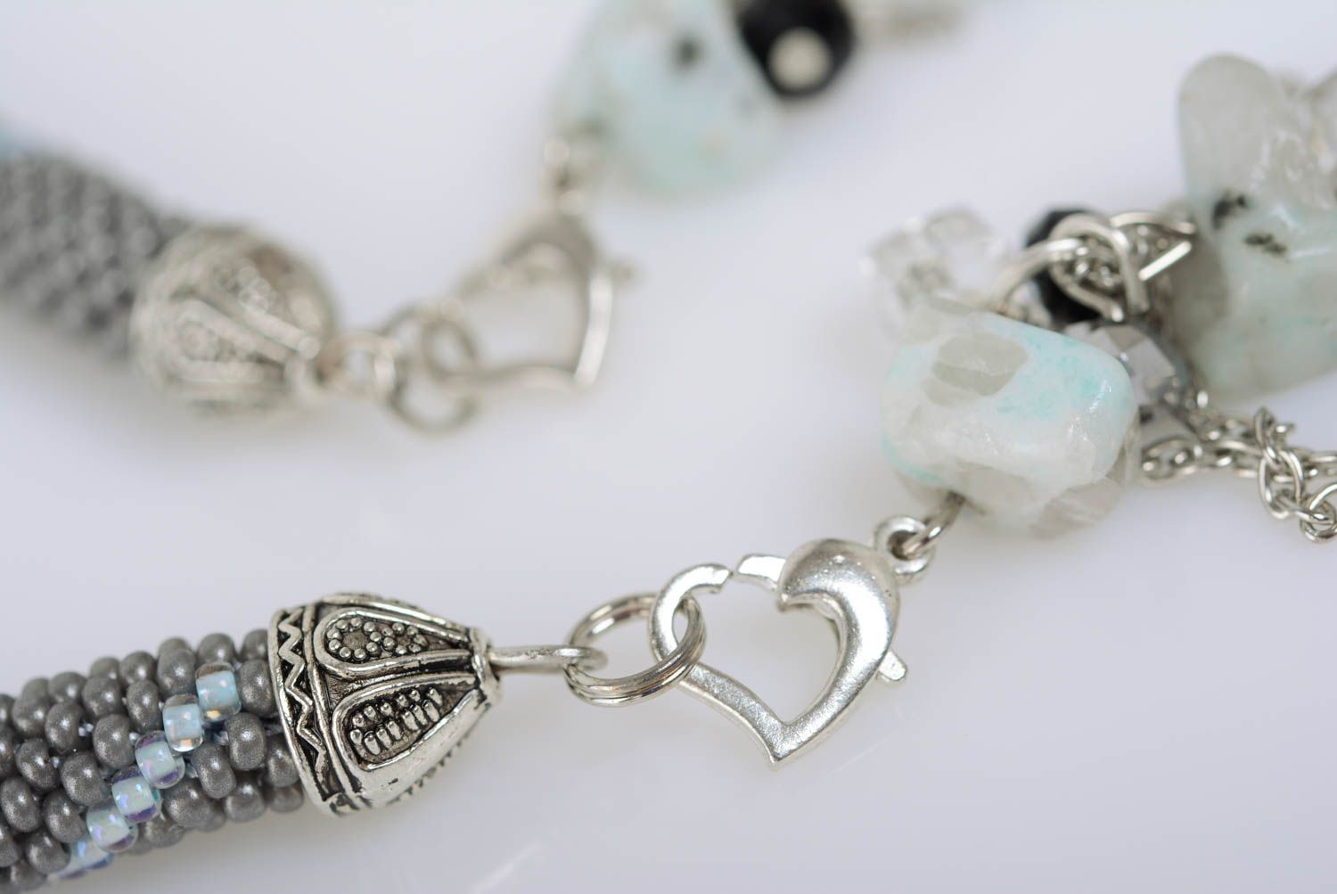 Ожерелье из бисера серое с пластиковыми бусинами и цепочками стильное хэнд мейд фото 5