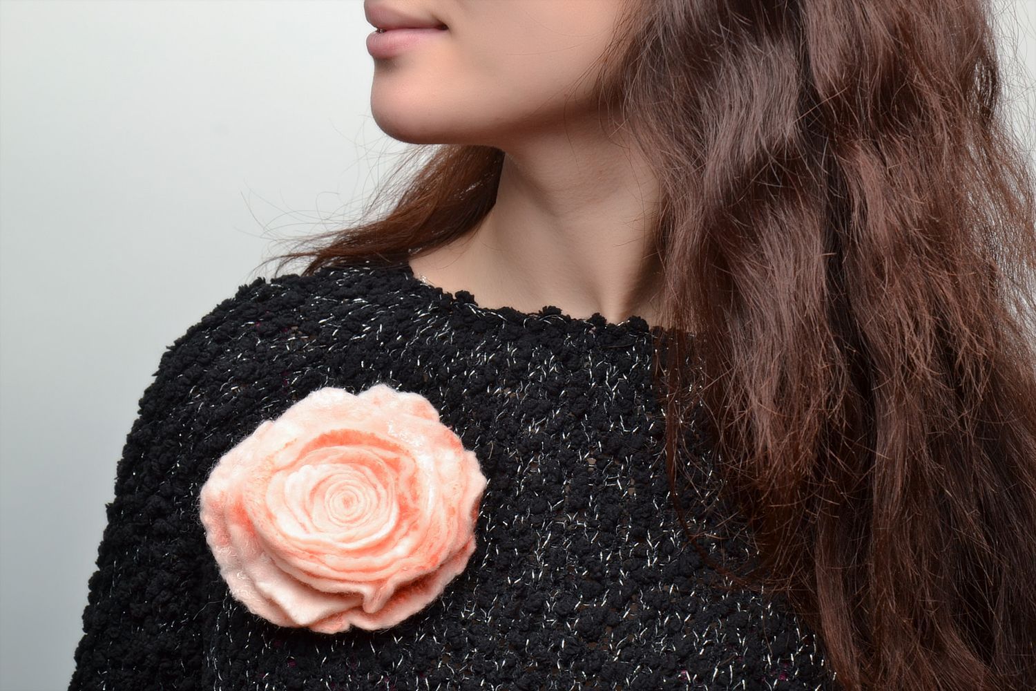 Broche en laine feutrée fleur de rose  photo 2