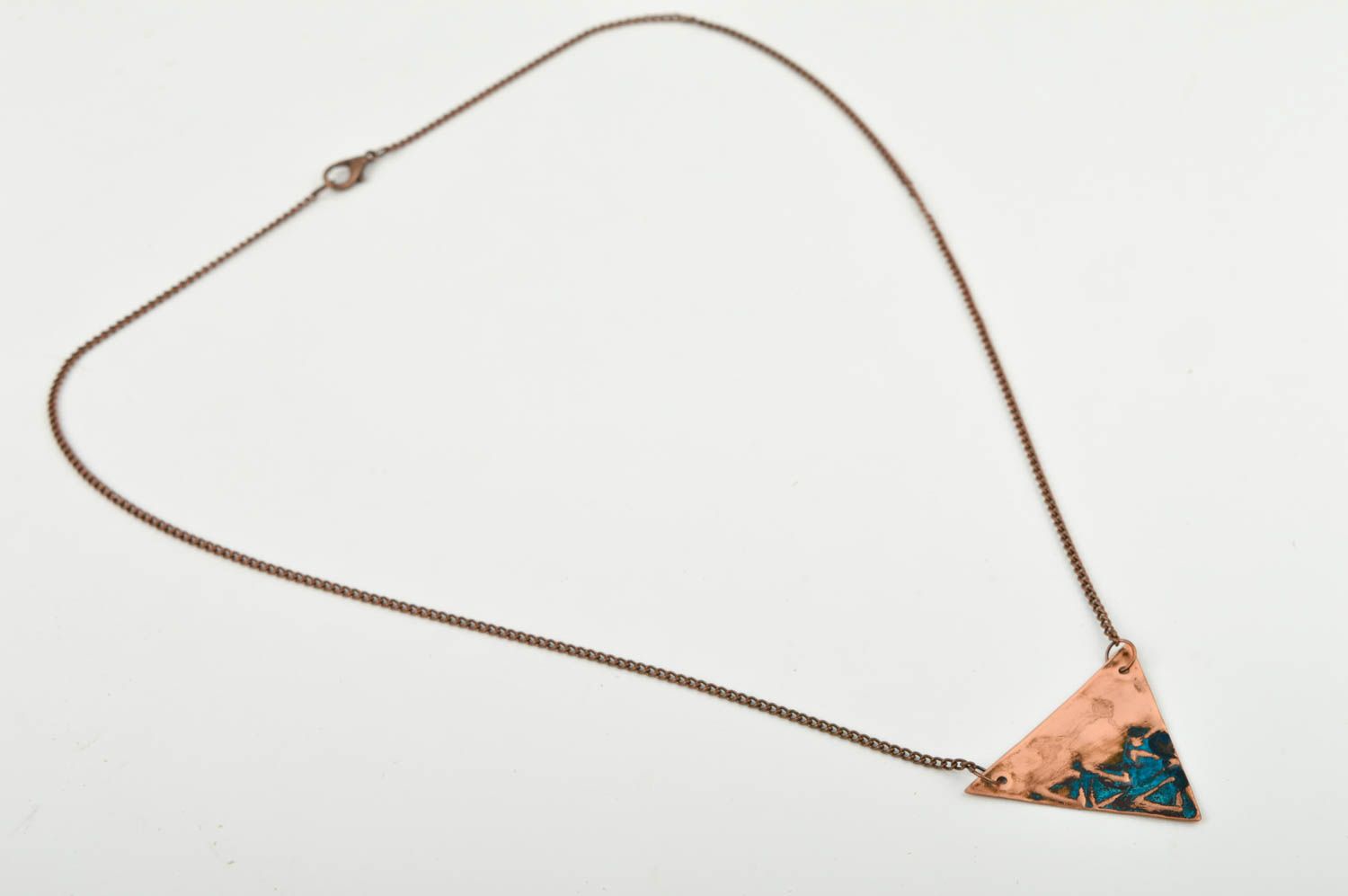 Pendentif en métal Bijou fait main triangle en cuivre Accessoire femme photo 4