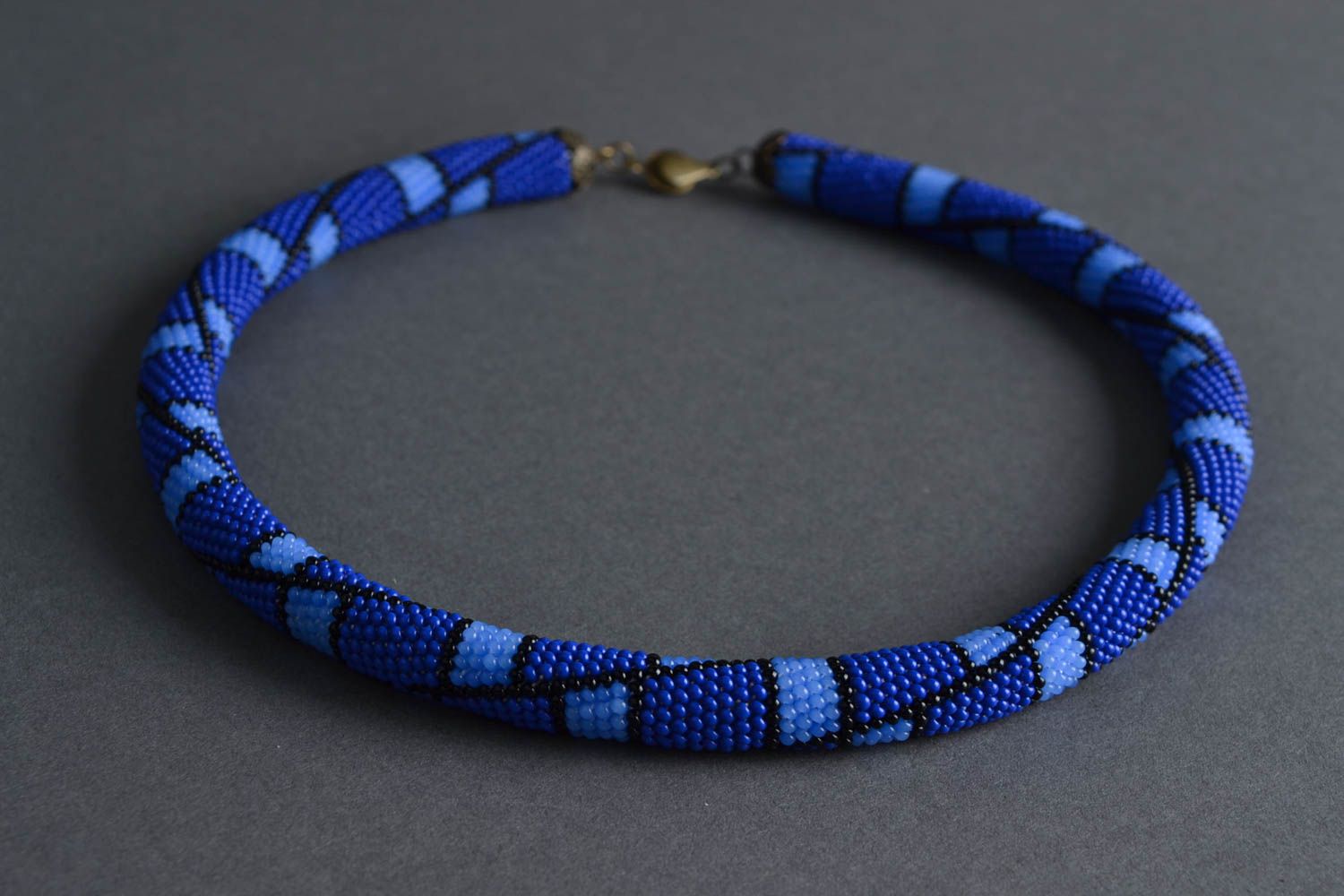 Joli collier en perles de rocaille bleu fait main accessoire tressé au crochet photo 1