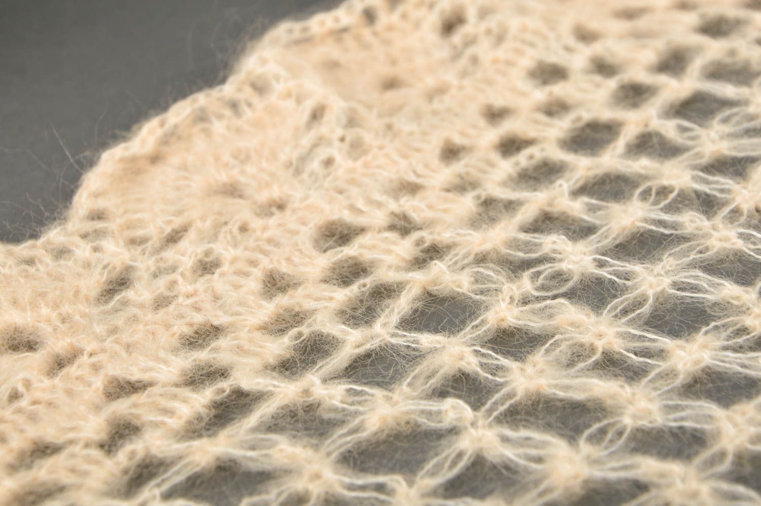 Scialle di lana fatto a mano accessorio caldo da donna in colore tenero
 foto 3