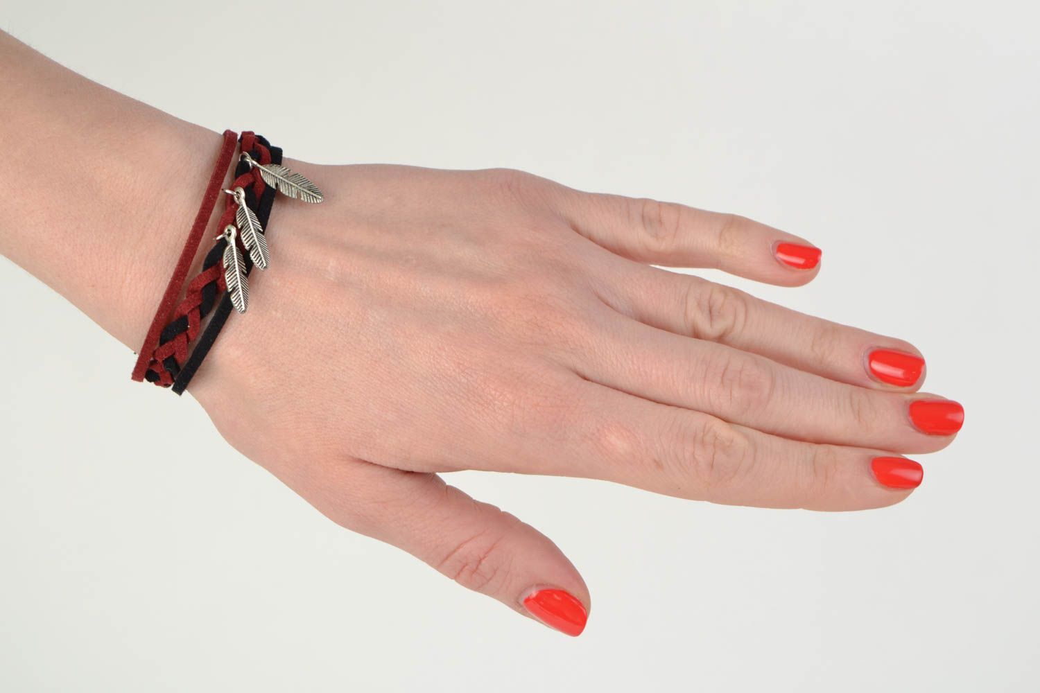 Handmade Armband mit Anhängern in Form von Federn aus Wildleder Schnur dünn einfach foto 2