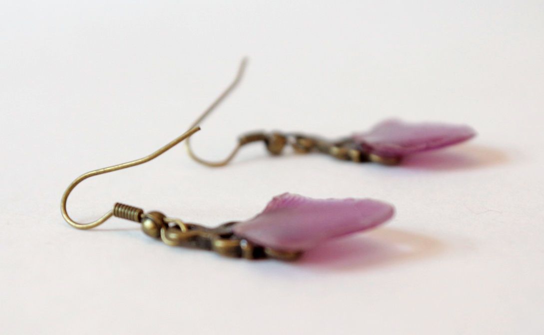 Boucles d'oreilles pendantes avec les pétales d'orchidée photo 3