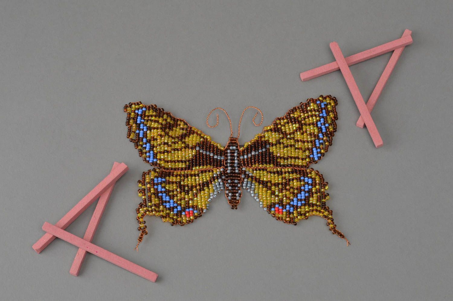 Magnet fait main décoratif tissé en perles de rocaille Papillon jaune brun photo 1