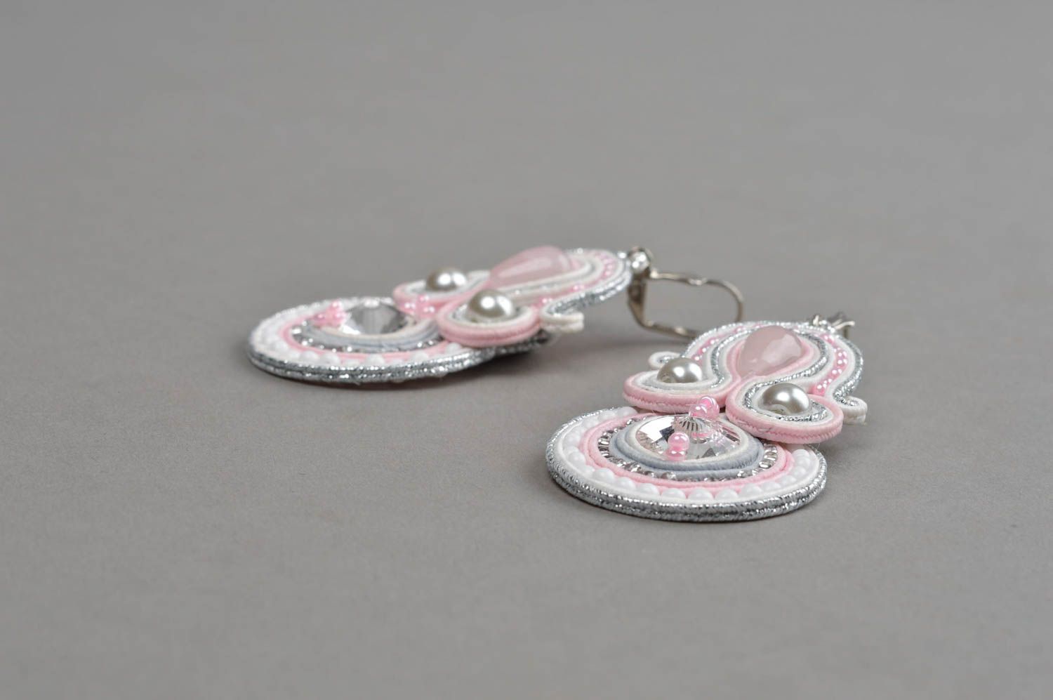 Boucles d'oreilles en soutache faites main avec strass et quartz bijou rose photo 3