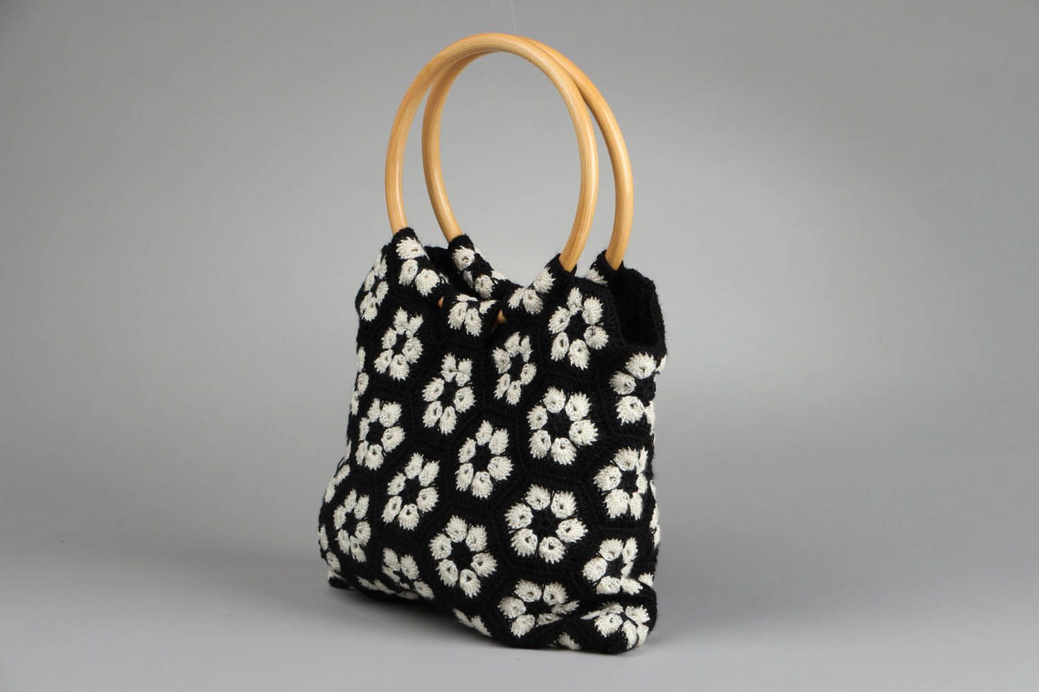 Schwarze Tasche mit Blumenmuster  foto 1