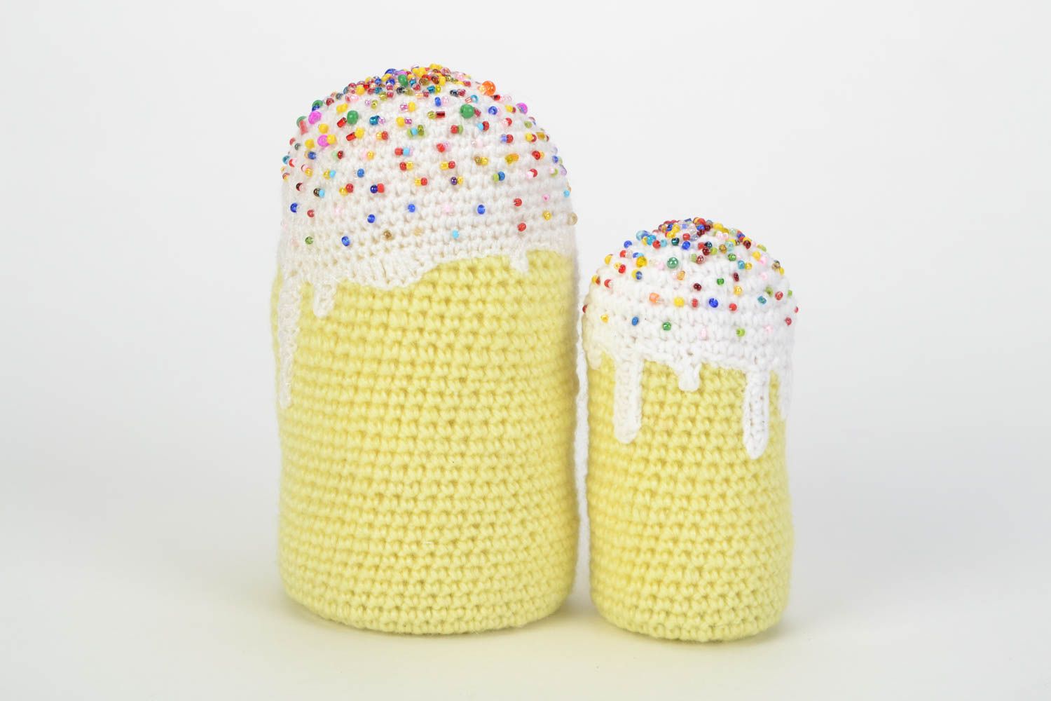 Gâteaux de Pâques en tissu faits main jaunes avec glaçure en perles de rocaille photo 1
