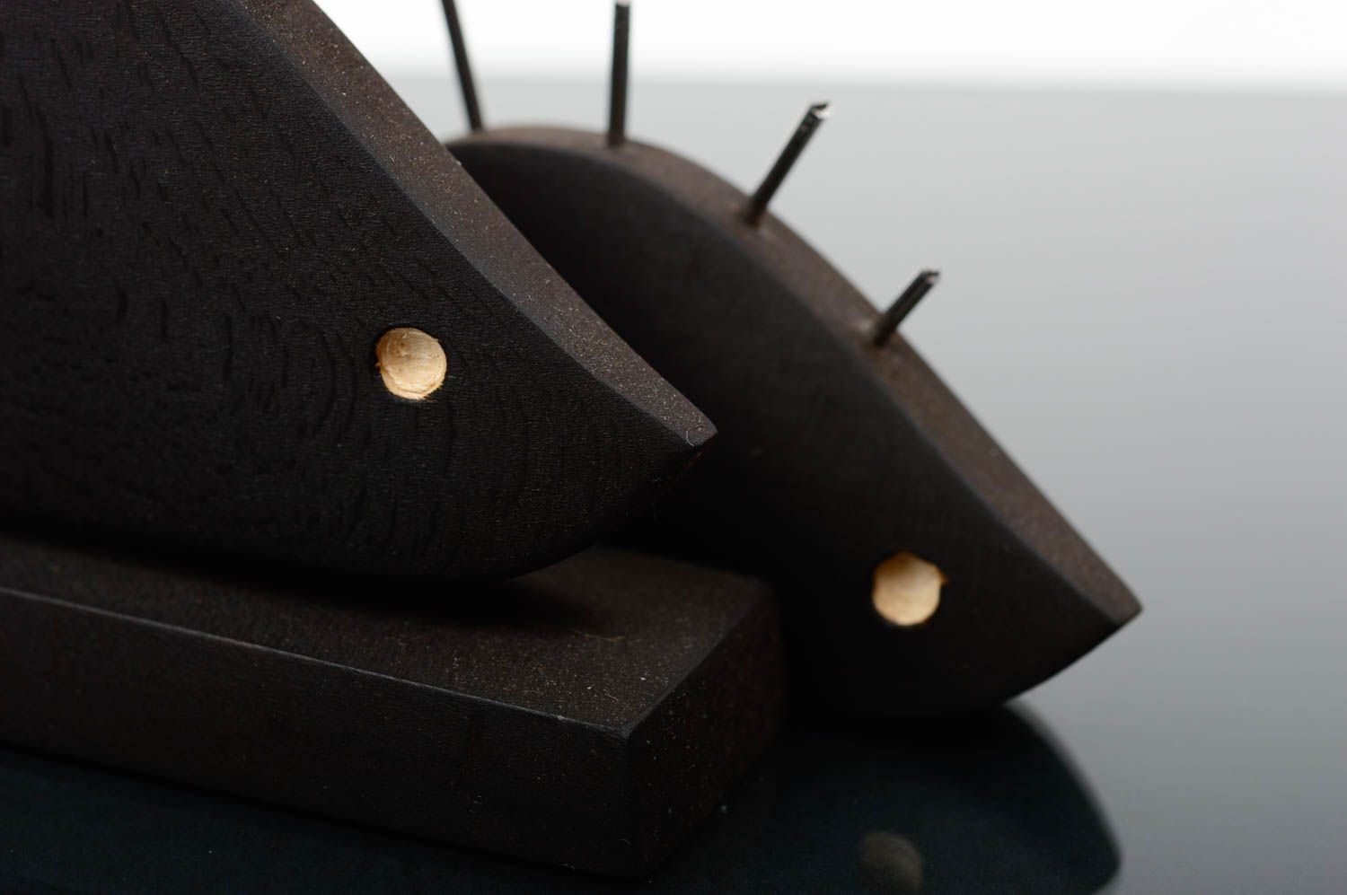 Комплект статуэток из древесины ясеня ручной работы черные в виде ежиков 2 шт фото 3