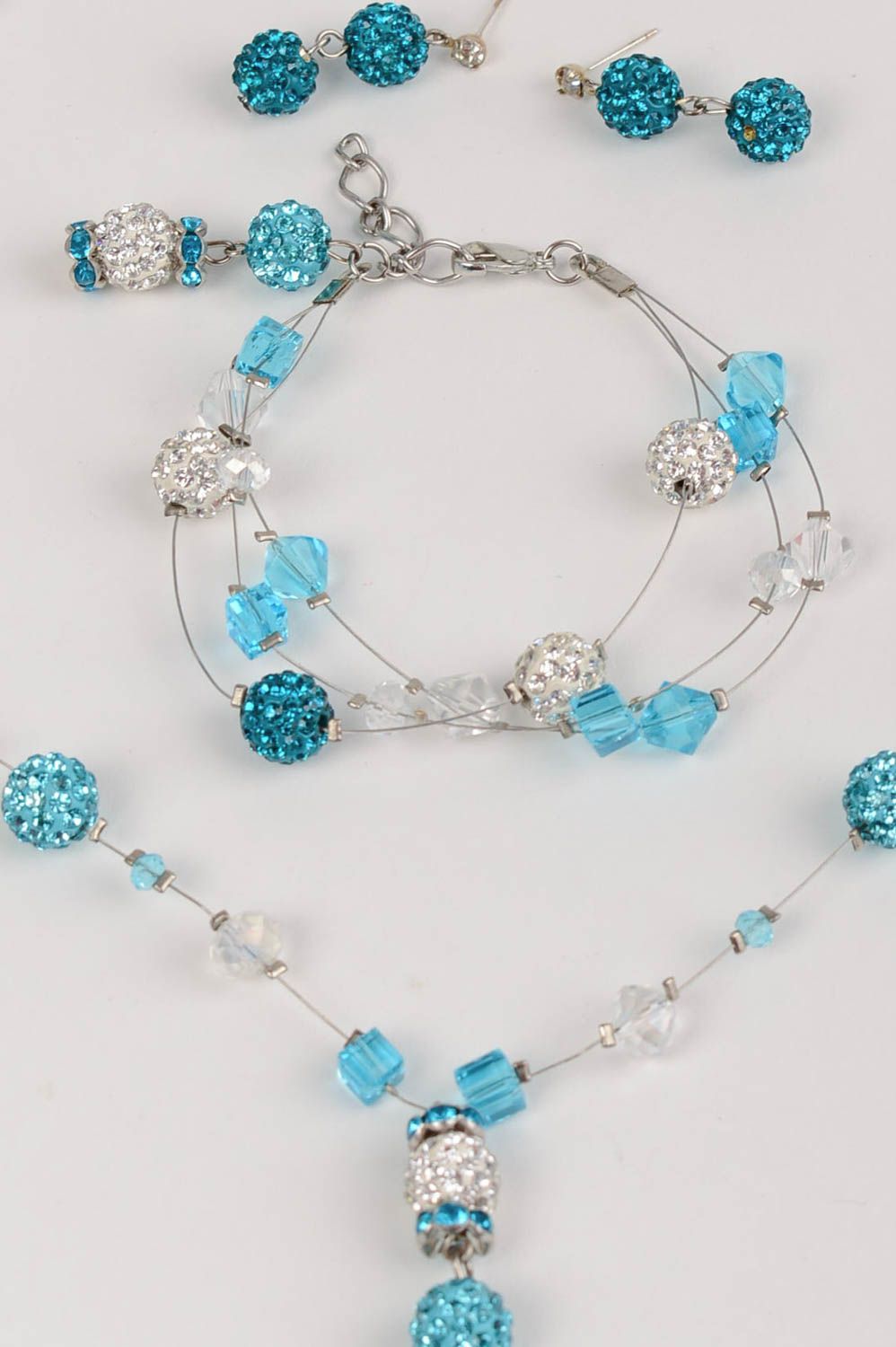 Ensemble de bijoux faits main collier boucles d'oreilles bracelet bleu clair photo 5