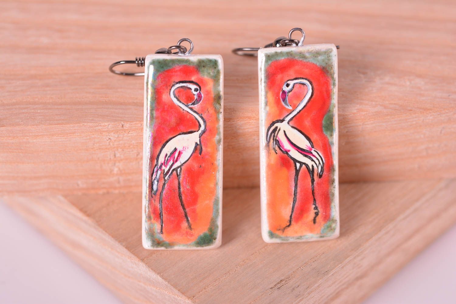 Orecchini belli in argilla fatti a mano accessorio originale con flamingo foto 2