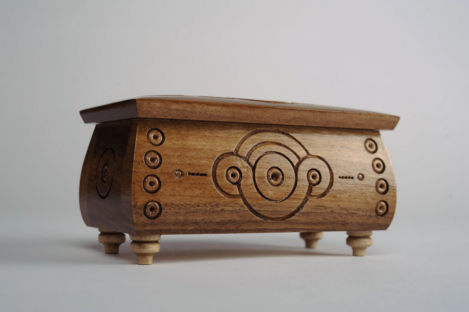 Boîte en bois avec sculpture faite main
 photo 2