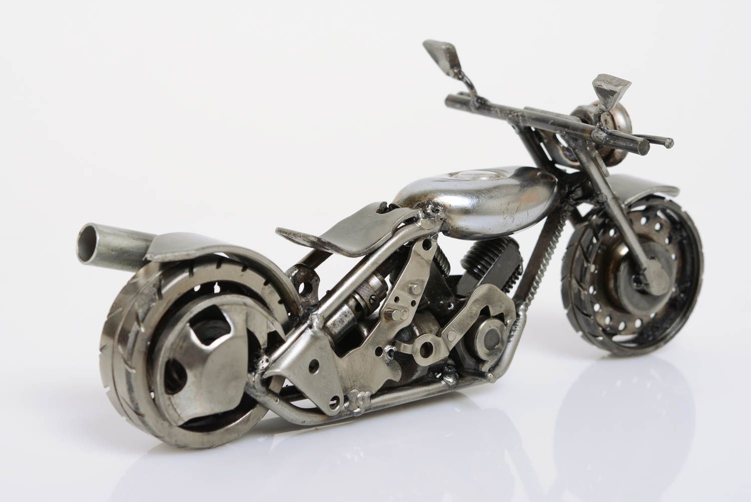 Дизайнерская металлическая статуэтка мотоцикла в стиле техно арт ручной работы фото 4