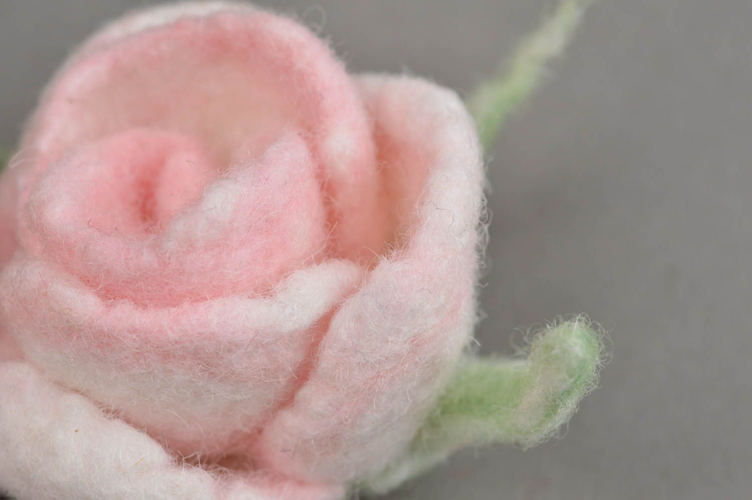 Мягкая брошь в технике валяния из шерсти ручной работы в виде розы нарядная фото 4