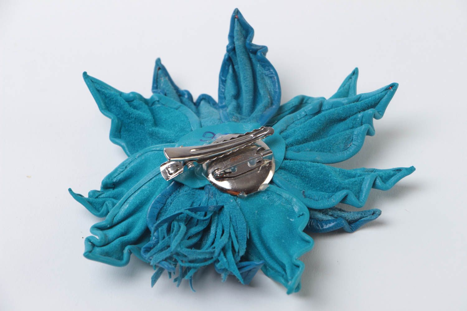 Broche original hecho a mano de cuero con forma de flor voluminosa azul estiloso foto 4