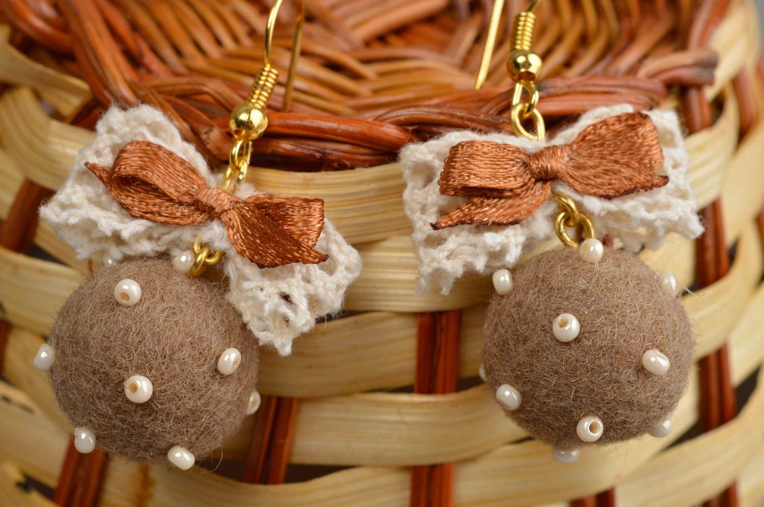 Filz Ohrringe aus Wolle und Spitze in Braun handgeschaffen modisch stilvoll toll foto 1