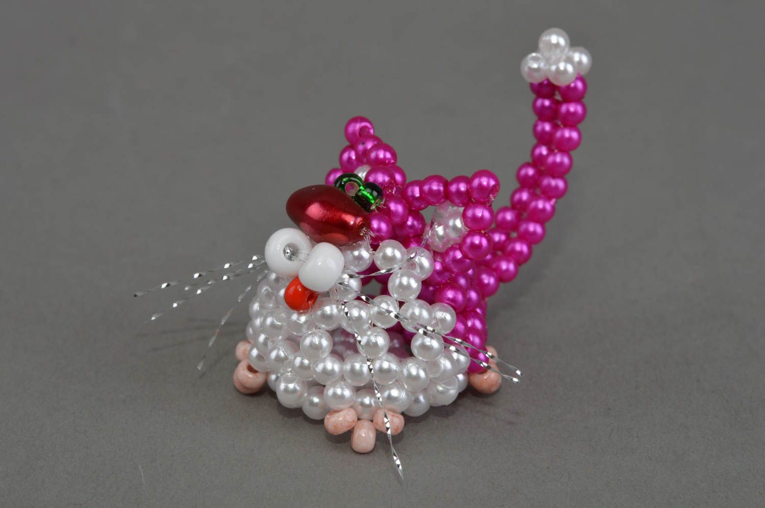Бисерная фигурка кота розового яркого ручной работы маленькая для декора дома  фото 3