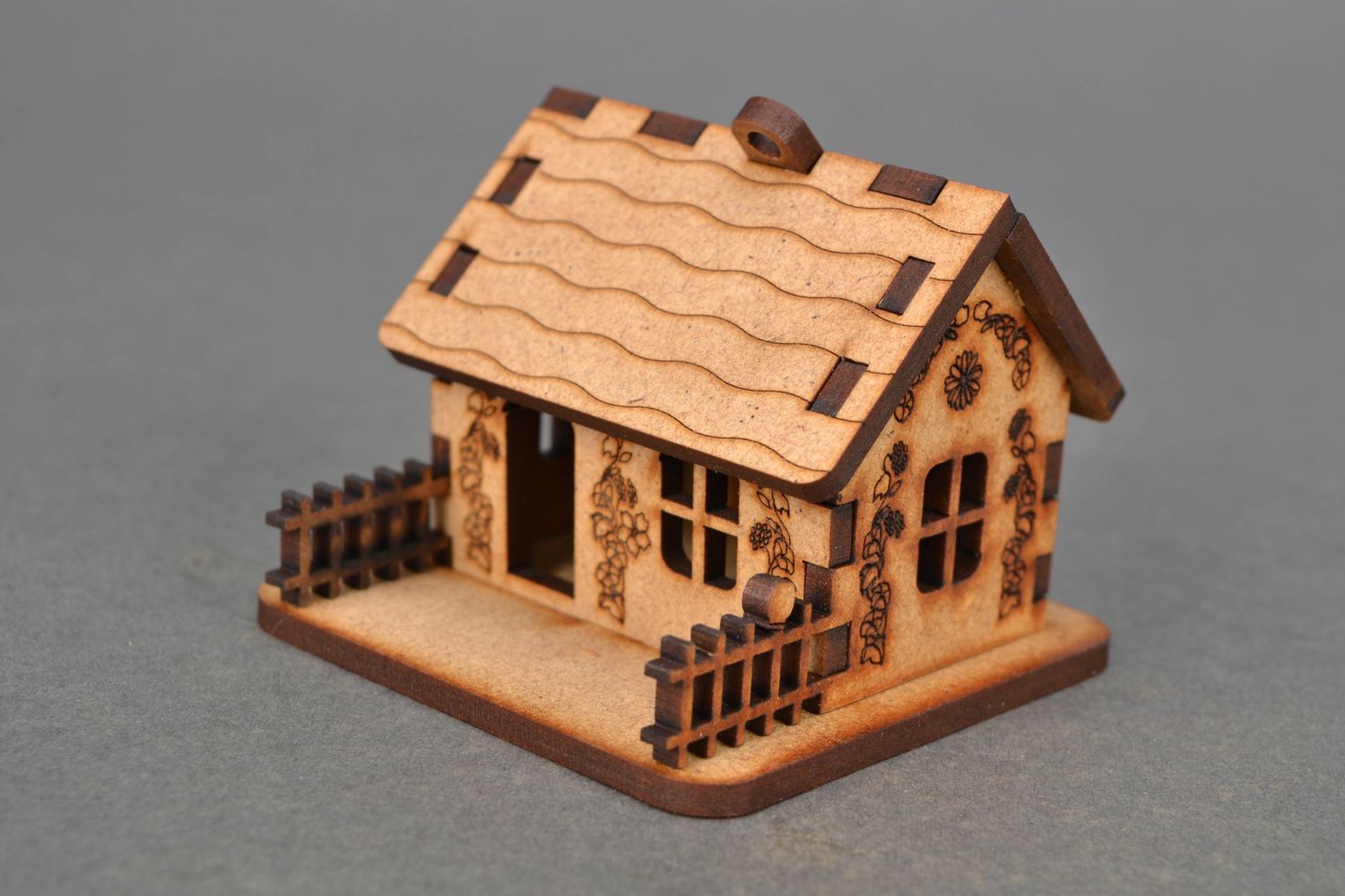 Petite maisonnette décorative avec véranda en panneau de fibres photo 3