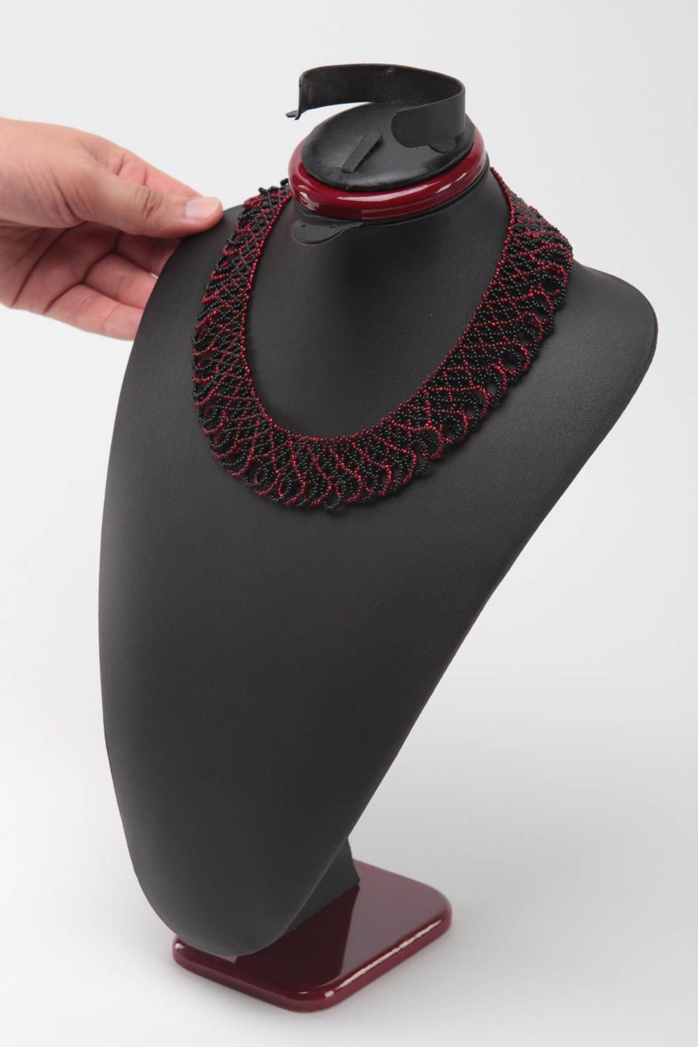 Ожерелье из бисера черное с красным красивое стильное нарядное ручная работа фото 5