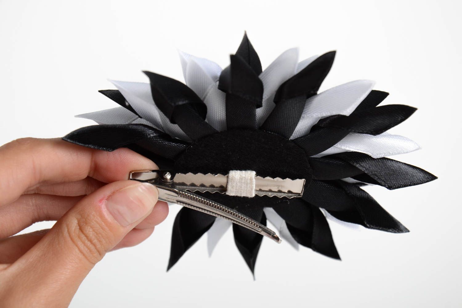 Аксессуар для волос украшение ручной работы заколка с цветком черная с белым фото 2