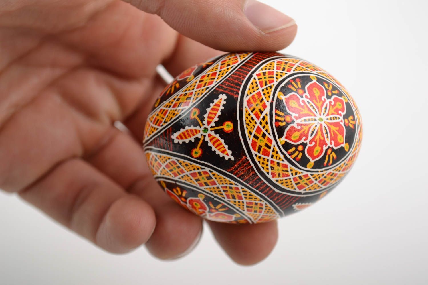 Huevo de Pascua hecho a mano pintado con acrílicos con ornamento rico foto 2