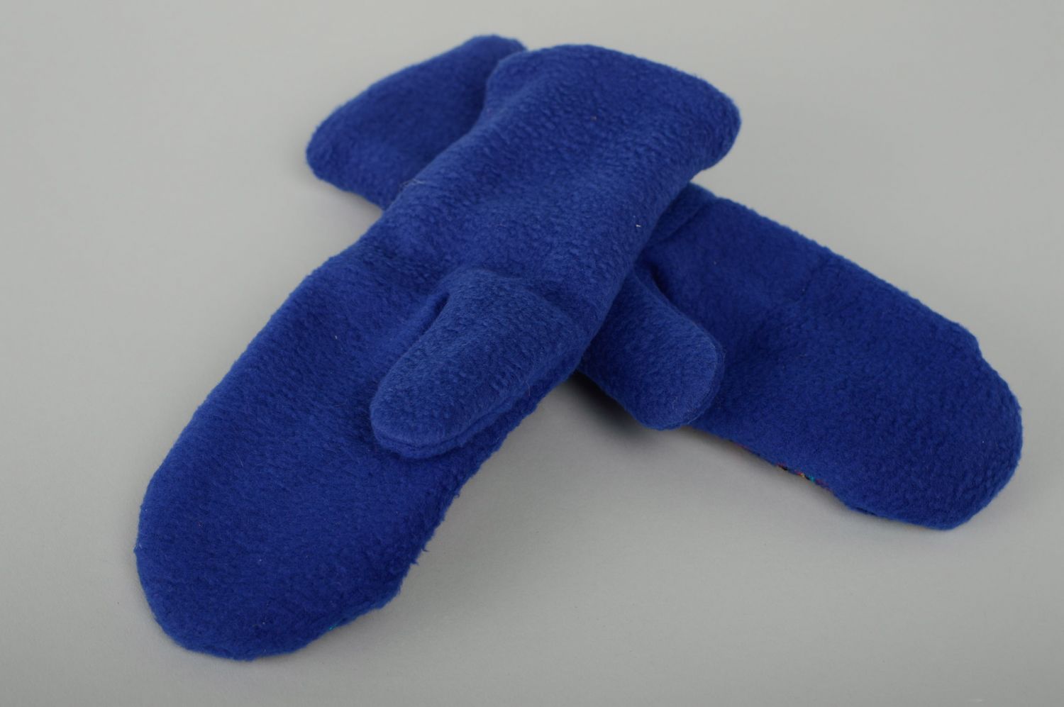 Paire de moufles avec broderie en fleece faites main bleues photo 2