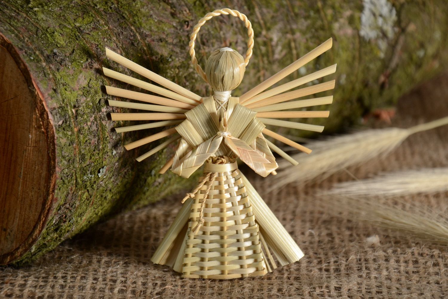 Интерьерная подвеска плетеная из соломы ручной работы в виде Ангела-хранителя фото 1