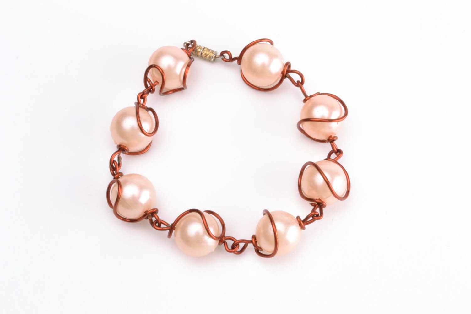 Bracelet de fil métallique et perles de verre roses photo 4