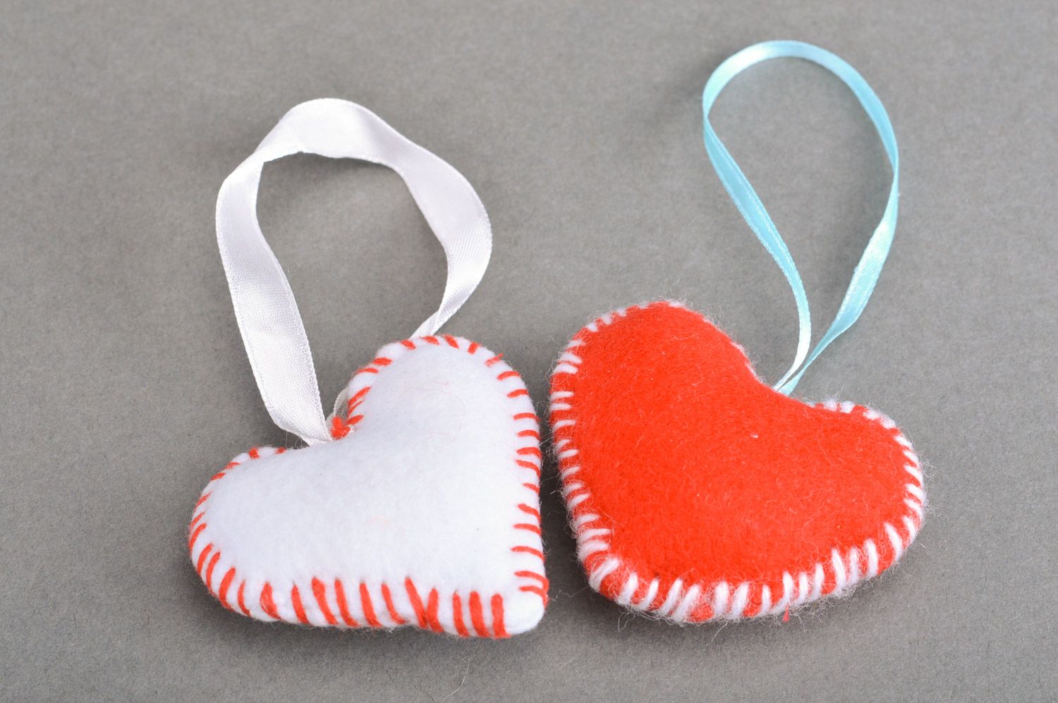 Set of 2 handmade decorative wall hanging hearts sewn of white and red fleece photo 2