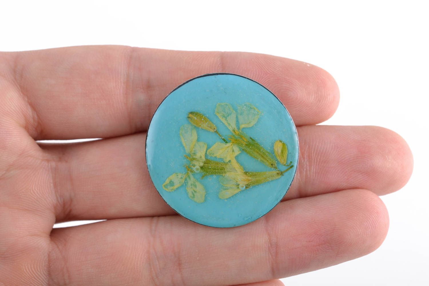 Blue round brooch with real flower photo 2