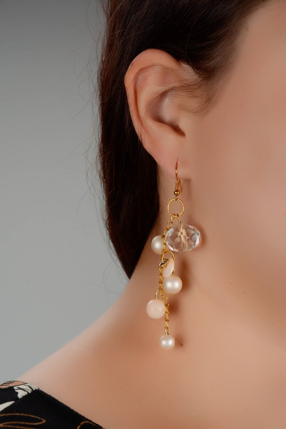 Metall-Ohrringe mit künstlichen Perlen foto 4
