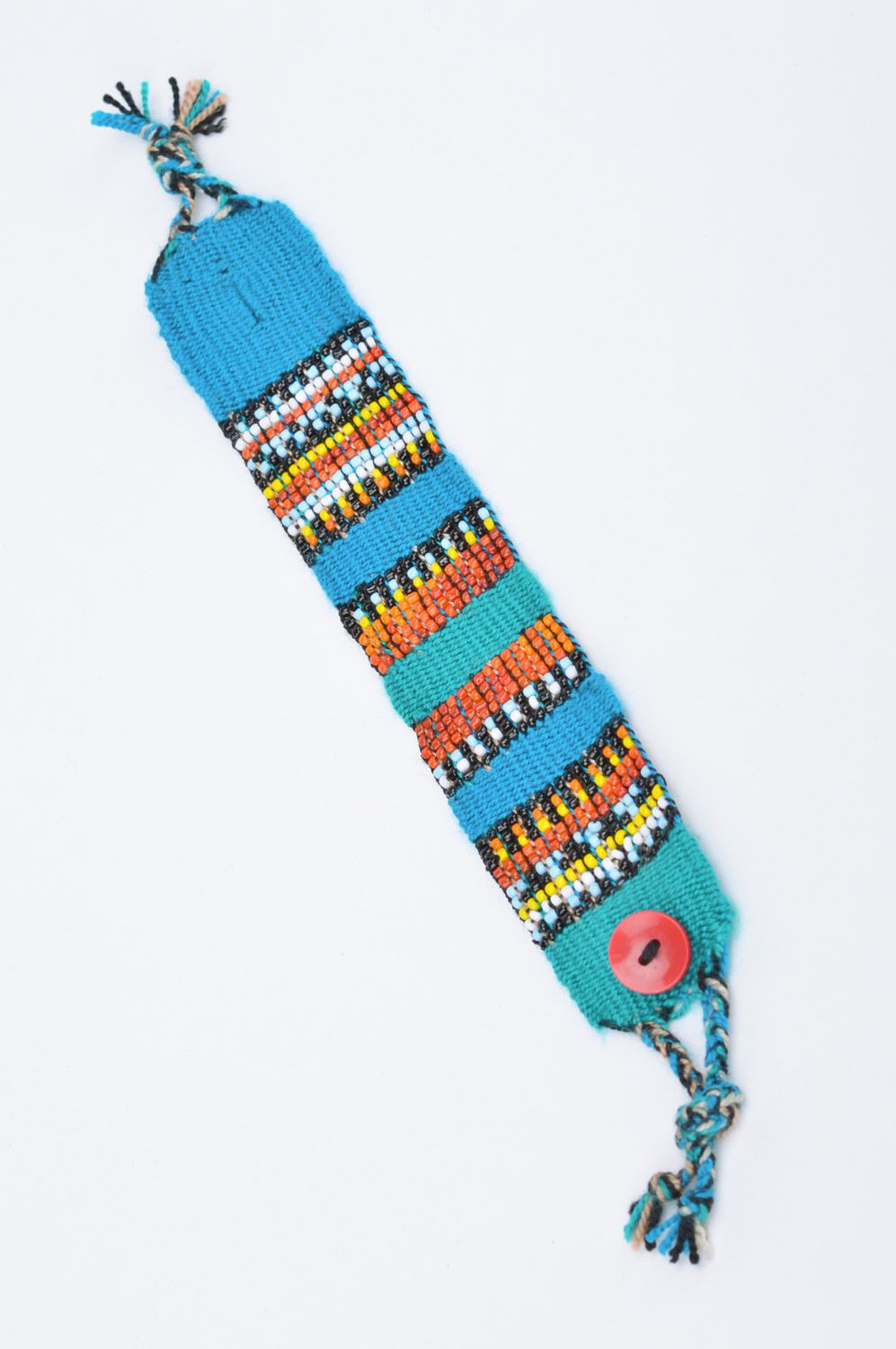 Pulsera artesanal de tela bordada con abalorios con motivos folklóricos foto 5