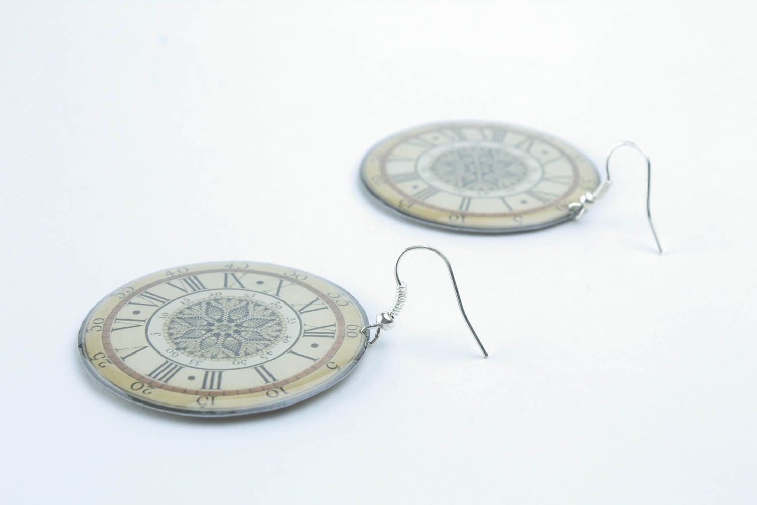 Brincos redondos feitos de resina epóxi  com a imagem de um relógio antigo foto 2