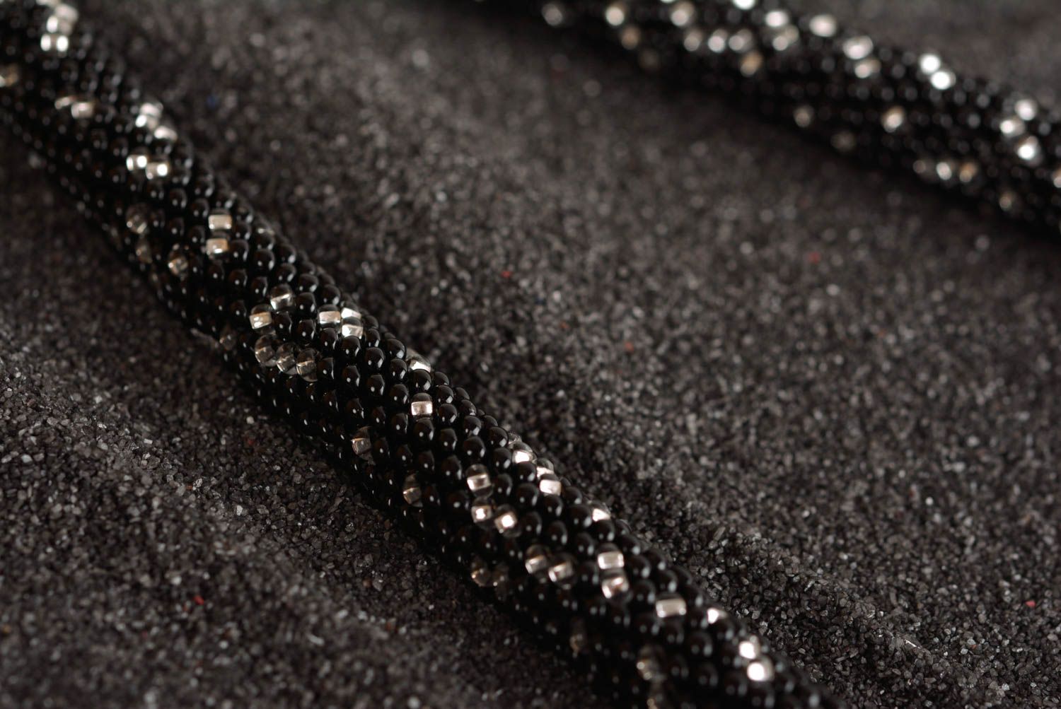 Collier spirale Bijou fait main noir élégant en perles de rocaille Cadeau femme photo 2