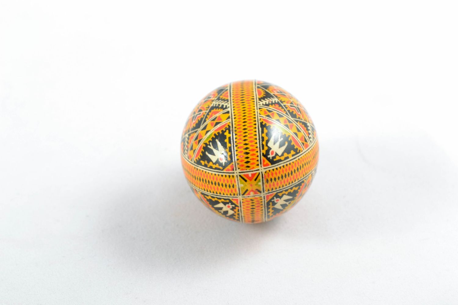 Декоративное яйцо ручной работы расписанное красками  фото 3