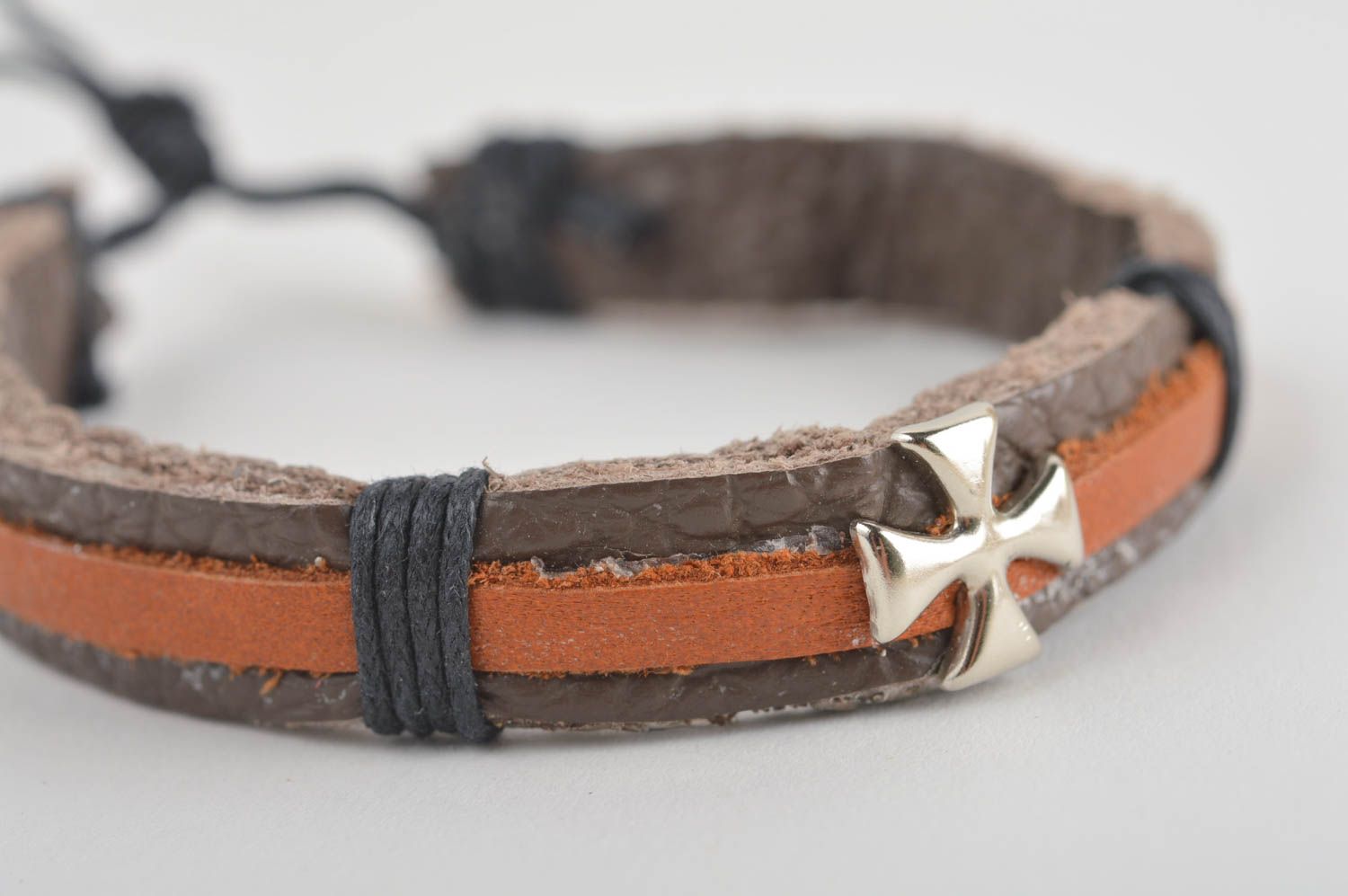 Pulsera artesanal accesorio de moda pulsera de piel natural marrón con cruz foto 4