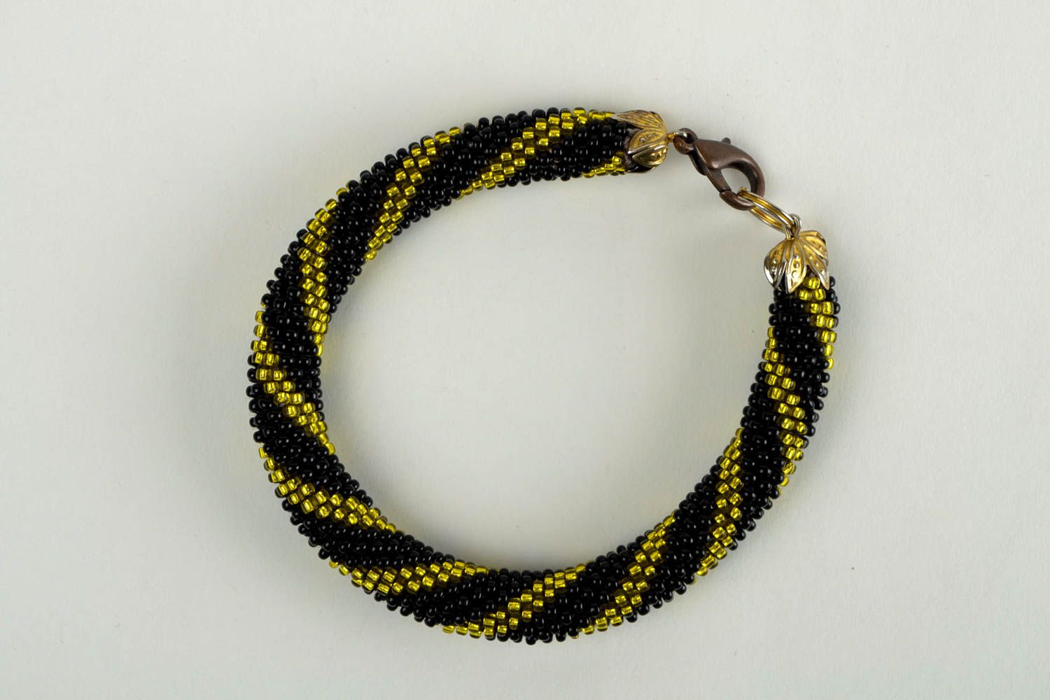 Bracelet en perles de rocaille Bijou fait main noir et jaune Cadeau femme photo 4