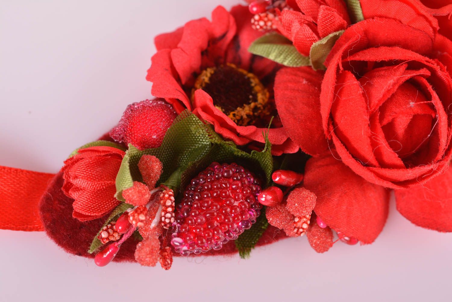 Бусы ручной бусы из ткан дизайнерское украшение с красными цветами крупное фото 5