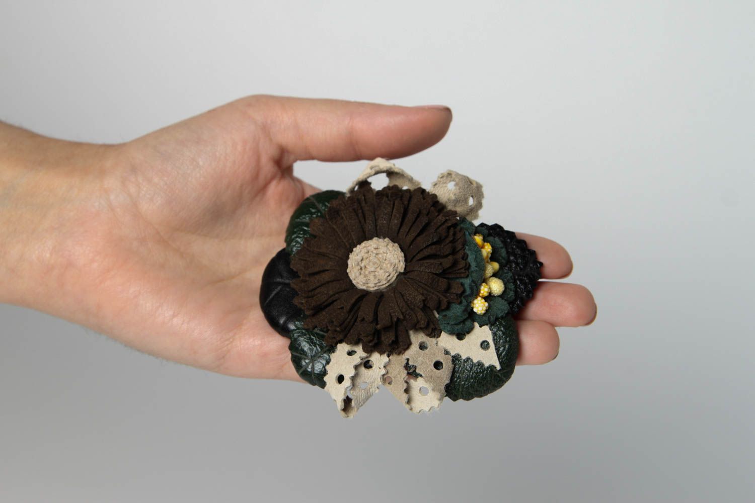 Broche Barrette en cuir faite main marron fleur design Accessoire femme photo 2