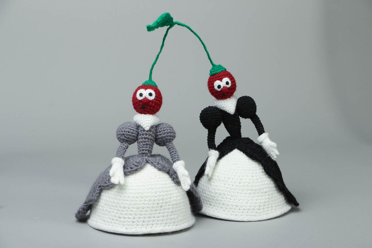 Deux poupées tricotées originales Cerises  photo 1