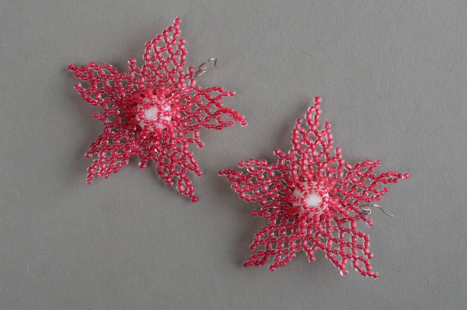 Розовые нарядные серьги из бисера с бусинами ручной работы красивые Звезды фото 2